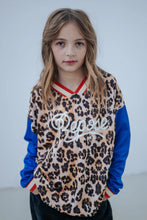 Laden Sie das Bild in den Galerie-Viewer, Soccer Tee leopard glitch color block