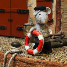Laden Sie das Bild in den Galerie-Viewer, Kuscheltier Maus &quot;Opa Seemann&quot;