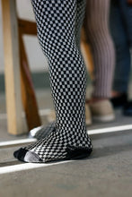 Laden Sie das Bild in den Galerie-Viewer, Strumpfhose mit Trägern und Fuß Black x White Checked