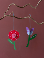 Laden Sie das Bild in den Galerie-Viewer, Northern Tales Ornament "Folk Flowers"