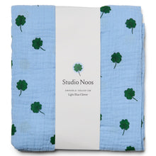 Laden Sie das Bild in den Galerie-Viewer, Light Blue Clover Swaddle Large
