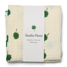 Laden Sie das Bild in den Galerie-Viewer, White Clover Swaddle Small