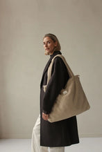 Laden Sie das Bild in den Galerie-Viewer, Ecru Teddy Wickeltasche