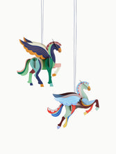Laden Sie das Bild in den Galerie-Viewer, Ornament Flying Pegasus 2er Set