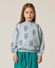 Laden Sie das Bild in den Galerie-Viewer, Bouquets Light Blue Sweatshirt