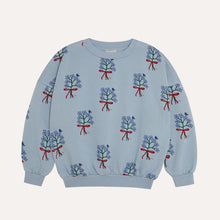 Laden Sie das Bild in den Galerie-Viewer, Bouquets Light Blue Sweatshirt