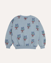 Laden Sie das Bild in den Galerie-Viewer, Bouquets Light Blue Sweatshirt