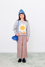 Laden Sie das Bild in den Galerie-Viewer, Flower Sweatshirt