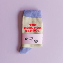 Laden Sie das Bild in den Galerie-Viewer, Schulkind-Socken "Too cool for school" Flieder