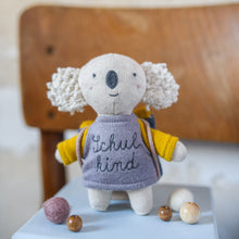 Laden Sie das Bild in den Galerie-Viewer, Koala „Schulkind“ flieder/gelb