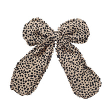 Laden Sie das Bild in den Galerie-Viewer, Leopard Love Frilly Bow Haarspange