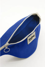 Laden Sie das Bild in den Galerie-Viewer, Kinder Gürteltasche Augustin Electric Blau