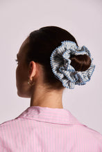 Laden Sie das Bild in den Galerie-Viewer, Rüschen Scrunchie Chouchou Streifen Blau