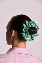 Laden Sie das Bild in den Galerie-Viewer, Rüschen Scrunchie Chouchou Streifen Grün