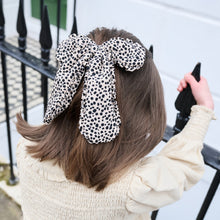 Laden Sie das Bild in den Galerie-Viewer, Leopard Love Frilly Bow Haarspange