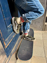 Laden Sie das Bild in den Galerie-Viewer, Schulkind-Socken "Too cool for school" Flieder