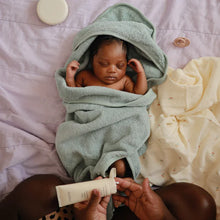 Laden Sie das Bild in den Galerie-Viewer, Baby Kapuzenhandtuch Sea Mist