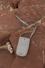 Laden Sie das Bild in den Galerie-Viewer, Handytasche Stripes
