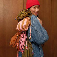 Laden Sie das Bild in den Galerie-Viewer, Mini Billie Umhängetasche "Leo Caramel"