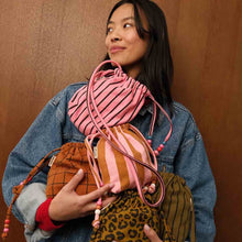 Laden Sie das Bild in den Galerie-Viewer, Mini Billie Umhängetasche "Stripes Tennis Funky pink"