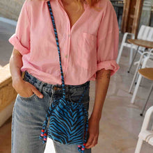 Laden Sie das Bild in den Galerie-Viewer, Mini Billie Umhängetasche "Zebre Greek Blue"
