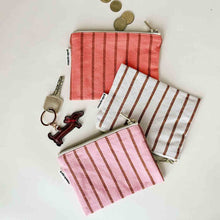 Laden Sie das Bild in den Galerie-Viewer, Mini Pouch Marie "Stripes Tennis Pecan / coral"