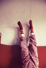 Laden Sie das Bild in den Galerie-Viewer, Socken Bordeaux Orange Stripes
