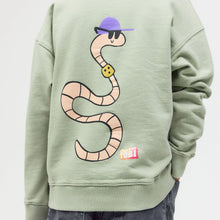Laden Sie das Bild in den Galerie-Viewer, Checker Tobi REGENWURM Sweatshirt