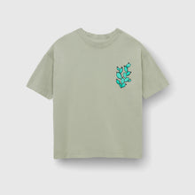 Laden Sie das Bild in den Galerie-Viewer, Checker Tobi REGENWURM T-Shirt