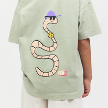 Laden Sie das Bild in den Galerie-Viewer, Checker Tobi REGENWURM T-Shirt