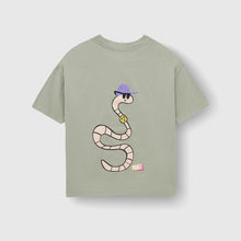 Laden Sie das Bild in den Galerie-Viewer, Checker Tobi REGENWURM T-Shirt