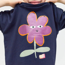 Laden Sie das Bild in den Galerie-Viewer, Checker Tobi BLUME T-Shirt