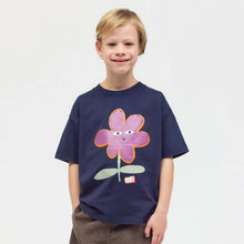Laden Sie das Bild in den Galerie-Viewer, Checker Tobi BLUME T-Shirt