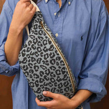 Laden Sie das Bild in den Galerie-Viewer, Hipbag "Leo Blue Sky"