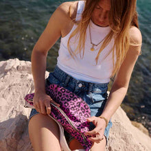 Laden Sie das Bild in den Galerie-Viewer, Hipbag "Leo Orchidee"