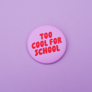 Too cool for school Button rosa-rot