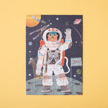 Laden Sie das Bild in den Galerie-Viewer, Astronaut 36-teiliges Pocket Puzzle