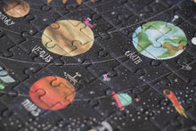 Laden Sie das Bild in den Galerie-Viewer, Discover the Planets 100-teiliges Pocket Puzzle