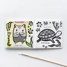 Laden Sie das Bild in den Galerie-Viewer, Badebuch &quot;Who loves Pets?&quot;