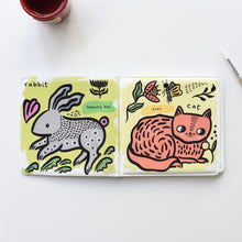 Laden Sie das Bild in den Galerie-Viewer, Badebuch &quot;Who loves Pets?&quot;